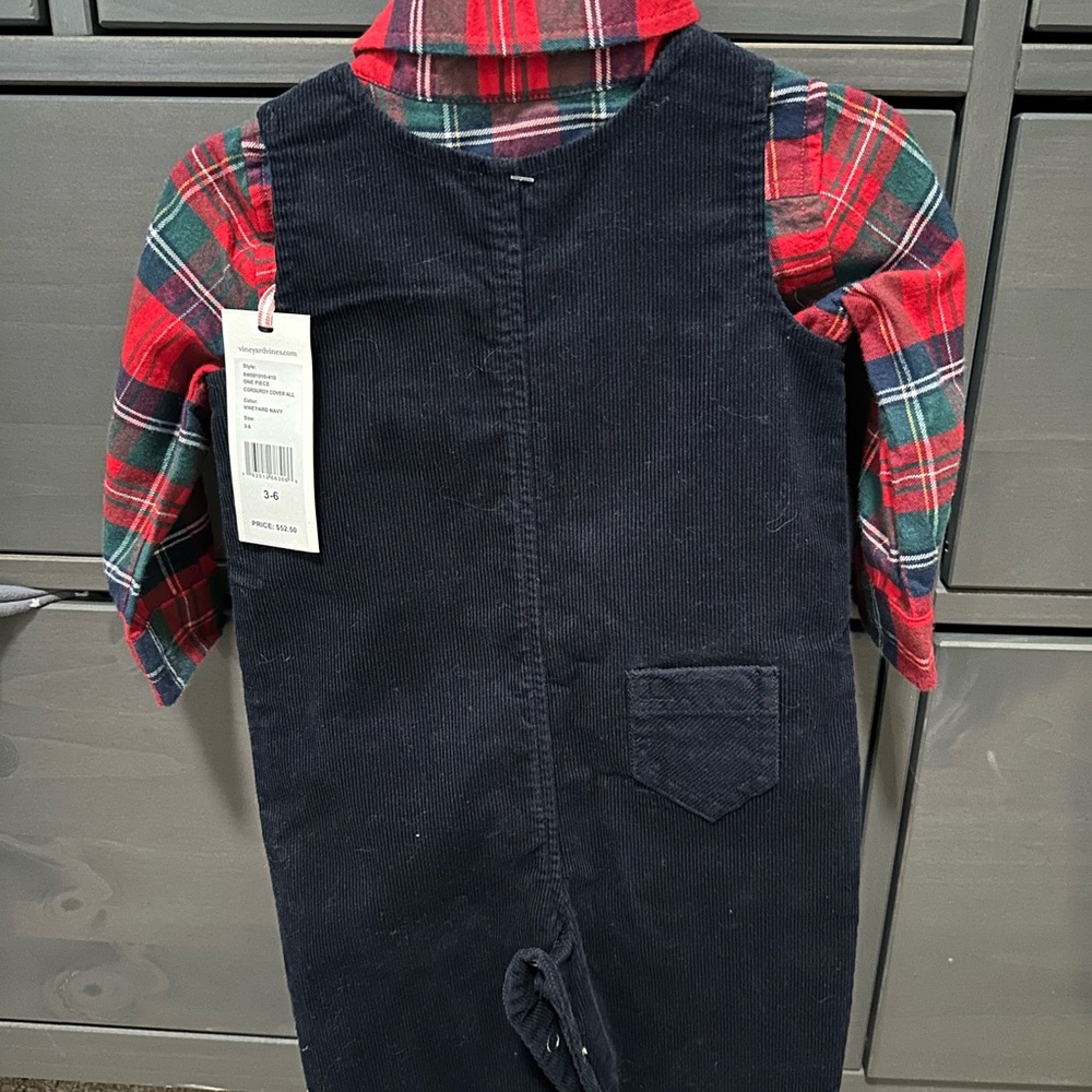 Vineyard vines outfit overalls and plaid shirt

Christmas